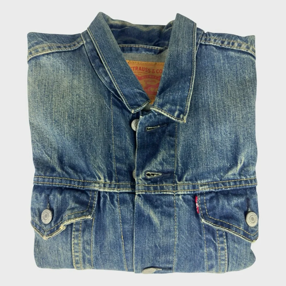 Levi’s Classic Denim Jacket in Dark Blue Wash - Picture 3 of 12